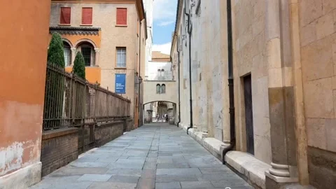 Hyperlapse around the Duomo of Modena (cathotic church cathedral) 스톡 동영상 133224385