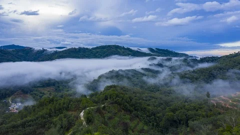 Hyperlapse of beautiful Rolling Clouds Drifting Over and heavy foggy Video stock 123445366