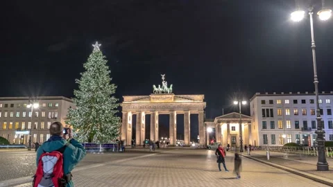 Hyperlapse of berlin brandenburg gate with christmas tree at night Video stock 144299357
