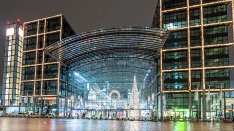 Hyperlapse of berlin central train station in christmas illumination Vídeo Stock 145779523