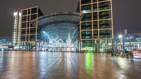 Hyperlapse of berlin central train station in christmas illumination Video stock 145779653