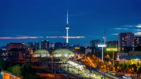Hyperlapse Of Berlin Tv Tower and ostbanhof at evning ,germany 스톡 동영상 142672325