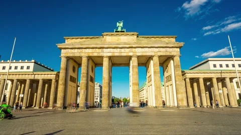 Hyperlapse of Brandenburg Gate Berlin Germany Branderburger Tor Famous Landmark Vídeos de archivo 142041709