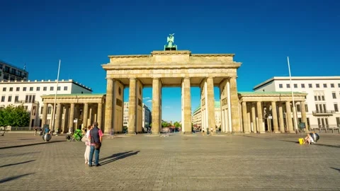 Hyperlapse of Brandenburg Gate Berlin Germany Branderburger Tor Famous Landmark Vídeo Stock 142041710