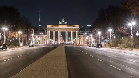 Hyperlapse of Brandenburg Gate in Berlin by night with Christmas tree and 스톡 동영상 144462549