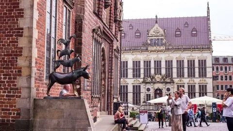 Hyperlapse of Bremen Musicians Statue, Bremen, Germany, Europe. Vídeos de archivo 78653346