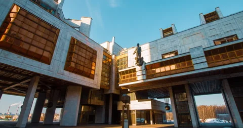 Hyperlapse of the building built in the style of Soviet modernism Stockbeeldmateriaal 248002018