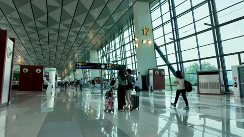 Hyperlapse of busy passengers coming and going at Gate 7 of the airport Vídeo Stock 314360979