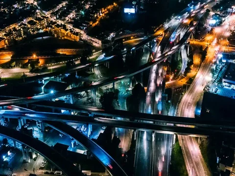 Hyperlapse of cars driving on the freeway at night Video stock 129409264