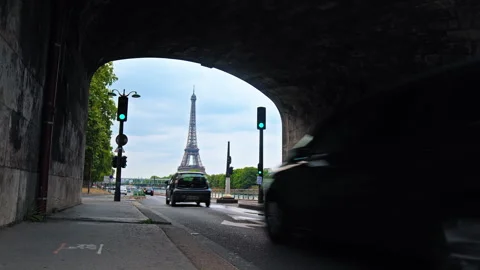 Hyperlapse of cars moving in front of the Tower in Paris. Video stock 245460974