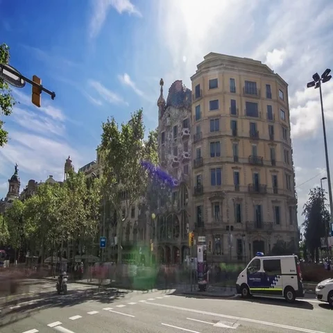 Hyperlapse of the Casa Batllo (House of Bones) by Gaudi in Barcelona, Spain. 스톡 동영상 69560258