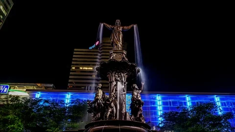 Hyperlapse of the Cincinnati Fountain Square Tyler Davidson Fountain 動画素材 120587792