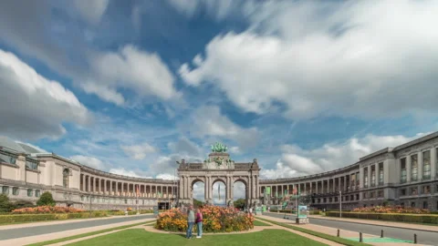 Hyperlapse of the Cinquantenaire Arcade in Parc du Cinquantenaire, Brussels. Vidéo 294723758