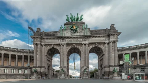 Hyperlapse of the Cinquantenaire Arcade in Parc du Cinquantenaire, Brussels. 스톡 동영상 294723806
