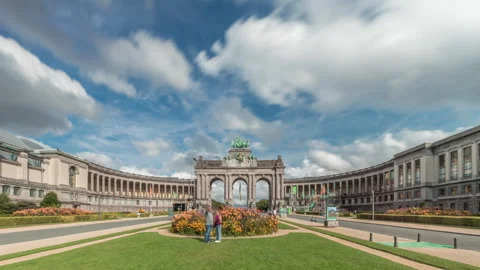 Hyperlapse of the Cinquantenaire Arcade in Parc du Cinquantenaire, Brussels Stockbeeldmateriaal 302562466