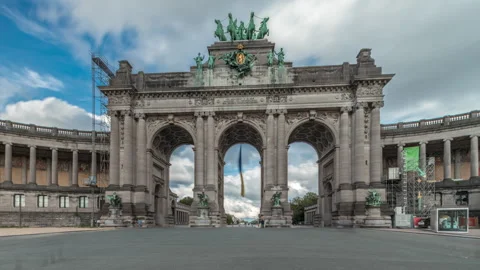 Hyperlapse of the Cinquantenaire Arcade in Parc du Cinquantenaire, Brussels Stockbeeldmateriaal 302562533