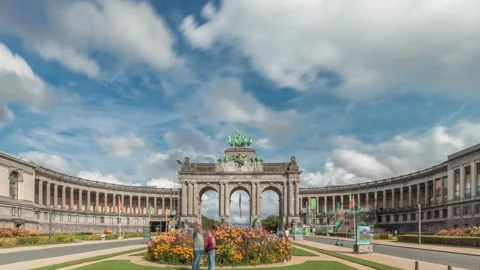 Hyperlapse of the Cinquantenaire Arcade in Parc du Cinquantenaire, Brussels Stockbeeldmateriaal 308652990