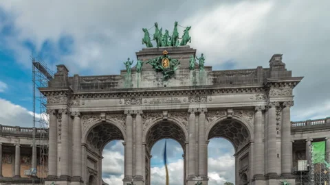 Hyperlapse of the Cinquantenaire Arcade in Parc du Cinquantenaire, Brussels Stockbeeldmateriaal 308653075