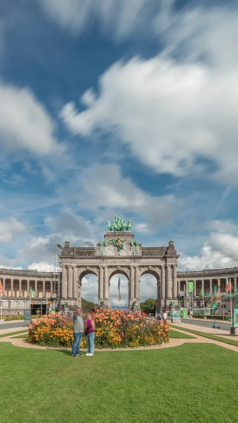 Hyperlapse of the Cinquantenaire Arcade in Parc du Cinquantenaire, Brussels Stockbeeldmateriaal 314800327