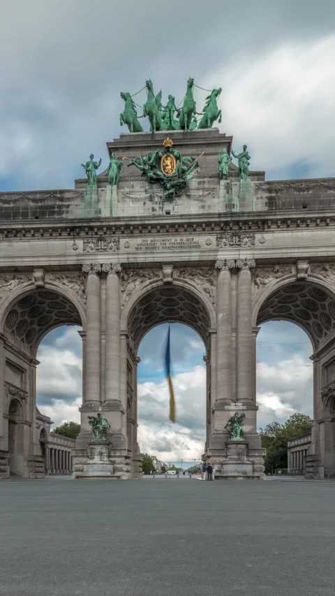 Hyperlapse of the Cinquantenaire Arcade in Parc du Cinquantenaire, Brussels 스톡 동영상 314800336