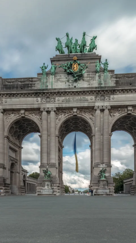Hyperlapse of the Cinquantenaire Arcade in Parc du Cinquantenaire, Brussels Vídeo Stock 318839543
