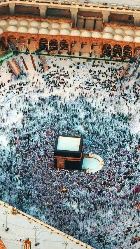 Hyperlapse close-up of pilgrims performing Tawaf around the Kaaba Stock Footage 307889112