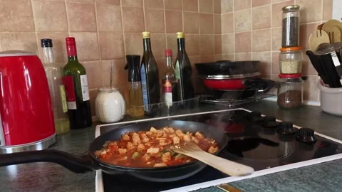 Hyperlapse cooking food in a pan on kitchen stove 4K Stockbeeldmateriaal 333933281