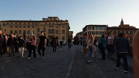 Hyperlapse crossing in the famous ancient Ponte alle Grazie at sunset. Video 4K 库存影片 240402670