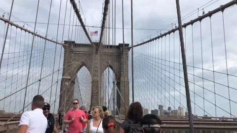 HYPERLAPSE- CROWDS OF PEOPLE WALKING ON THE BROOKLYN BRIDGE IN NYC Vidéo 132290895