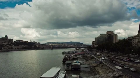 Hyperlapse of the Danube river flowing through Budapest. Vidéo 79752467