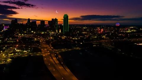 Hyperlapse at Dawn with Crescent Moon and downtown Dallas 4K 23.976fps 库存影片 109371763