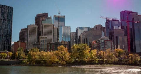 Hyperlapse of downtown Calgary and Bow River on a sunny day. 库存影片 68187435