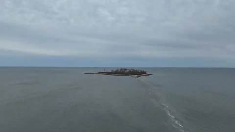 Hyperlapse of drone flying towards island 스톡 동영상 246249488