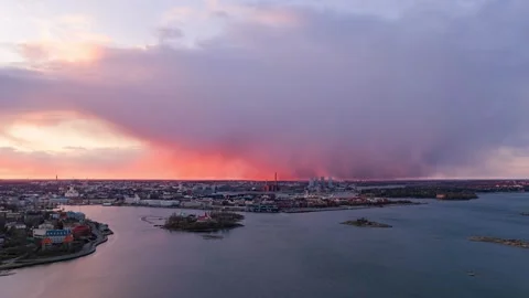 Hyperlapse drone shot of storm clouds approaching Helsinki city, dusk in Finland Vídeo Stock 336710485