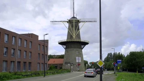 Hyperlapse of dutch windmill on a sunny day with clouds Vídeos de archivo 79716702