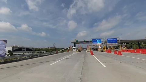 HYPERLAPSE Entering Trans Java Surabaya - Mojokerto Toll Road, Waru Gate Video stock 129426029