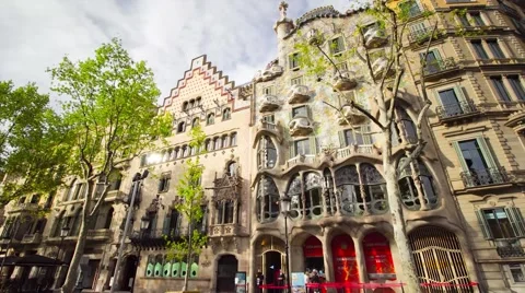 Hyperlapse of the facades of Casa Batllo and Casa Amatller, in Barcelona. Vidéo 64063464