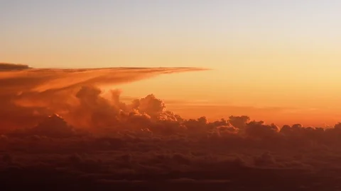 Hyperlapse footage of beautiful sunset clouds from airplane window Vidéo 92083292