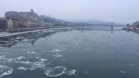 Hyperlapse Ice flowing down the Danube river in Budapest, Hungary 库存影片 140996112