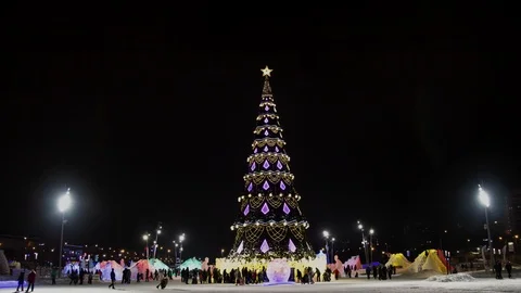 Hyperlapse of a large Christmas tree on a square in the city in the evening.4k Stock Footage 124723687