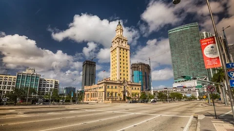 Hyperlapse of Miami's Freedom Tower with city traffic, Florida. USA 库存影片 88396689