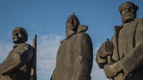 Hyperlapse of Monument to Lenin. Worker Soldier and Peasant.Novosibirsk landmark Stockbeeldmateriaal 84702808