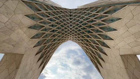 Hyperlapse moving beneath the iconic Azadi Tower Vídeo Stock 335951531