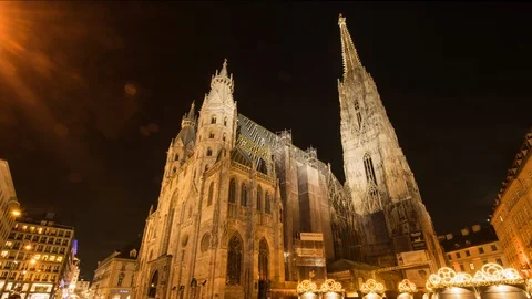 Hyperlapse / Moving timelapse of Stephansdom with night to day transition Video stock 105638336