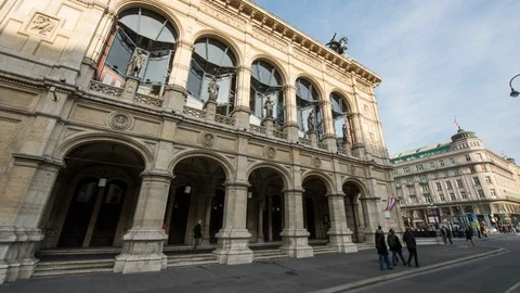 Hyperlapse / Moving timelapse of Vienna state Opera House with day to night t Video stock 105638149