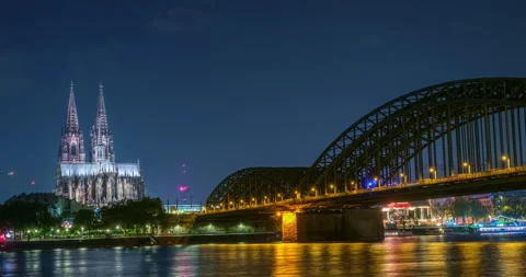 Hyperlapse: Night View of Cologne Cathedral and Railway Bridge Video stock 280260901