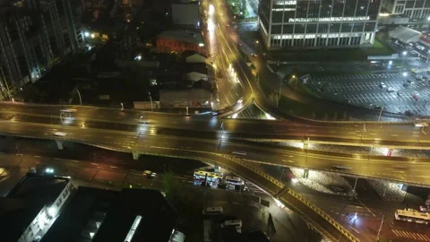 Hyperlapse over the city by nights with many cars, builings and lights, 4K. Vídeo Stock 144869131