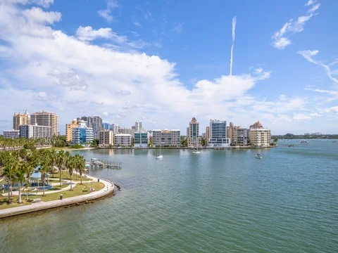 Hyperlapse over town in flodia in 4k 動画素材 69782066