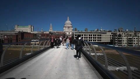 Hyperlapse of people walking across the Millenium Bridge towards St. Paul's 库存影片 306065857