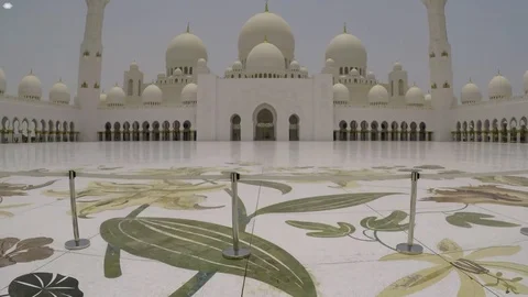 Hyperlapse of  people walking around the Sheikh Zayed Grand Mosque in Abu Dhabi Stock Footage 91933707